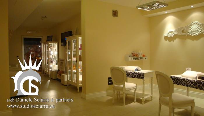 Spazio nails e zone attesa per una Fashion SPA