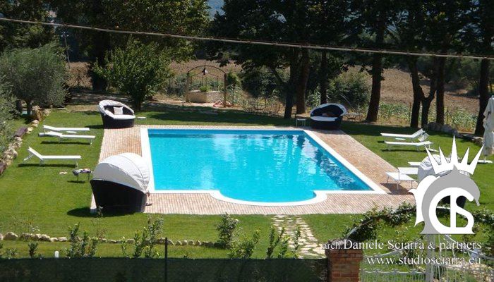 La piscina con scala romana nel parco del castello