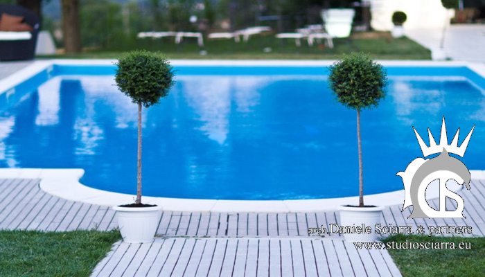 La piscina nel parco del Castello di Montignano