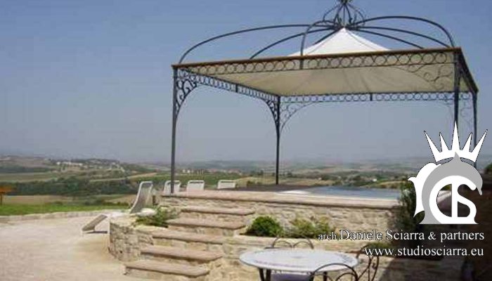 La zona idromassaggio esterna e la zona relax con vista su Todi