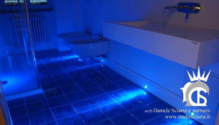 Bagno benessere in corian e led blu